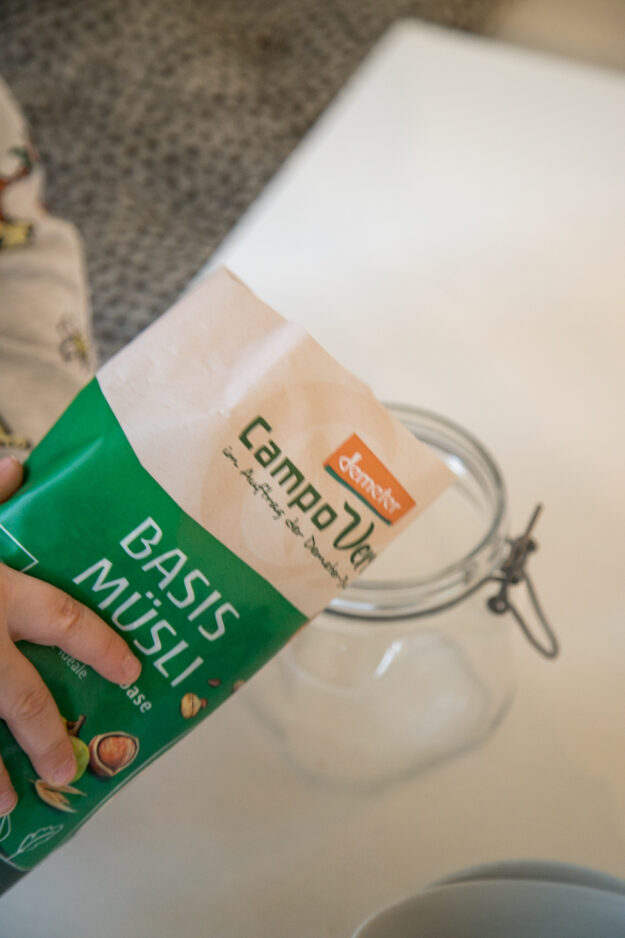 Ein festliches und weihnachtliches Familienfrühstück geht auch mit Müsli - warum Brötchen auftischen wenn alle lieber Müsli essen? Happy Sonntagsfrühstück!