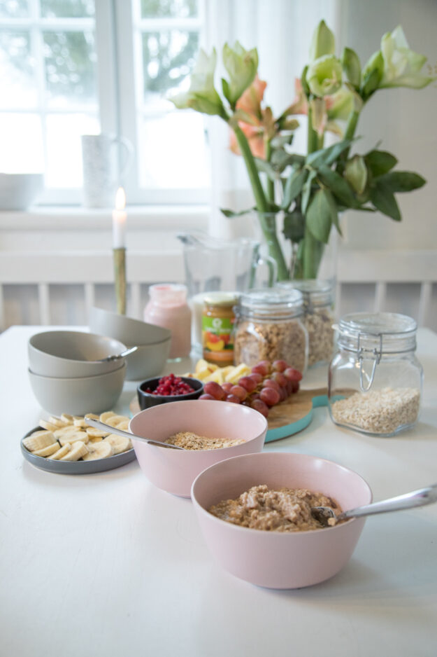Ein festliches und weihnachtliches Familienfrühstück geht auch mit Müsli - warum Brötchen auftischen wenn alle lieber Müsli essen? Happy Sonntagsfrühstück!