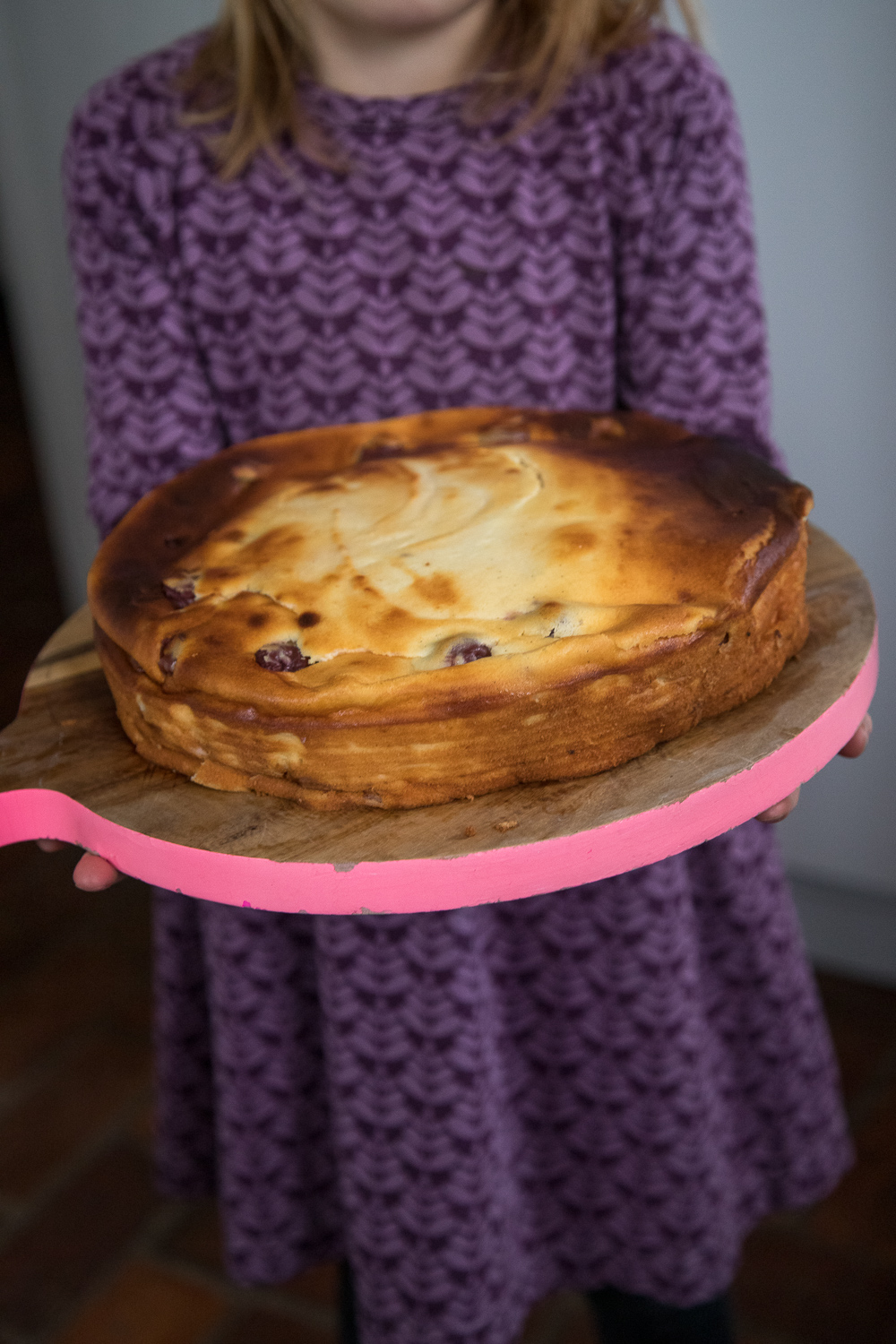 Frischen Quarkkuchen mit Kirschen gebacken von der Kleinen - f&uuml;r alle, die K&auml;sekuchen lieben. 