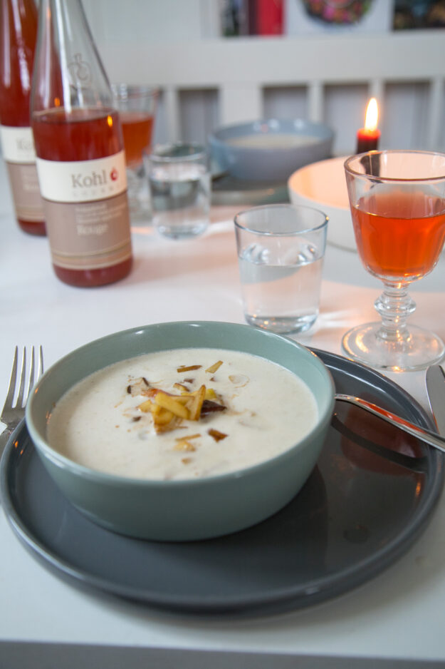 Südtiroler Erinnerungen mit Apfel-Zwiebelsuppe mit SpeckSüdtiroler Erinnerungen mit Apfel-Zwiebelsuppe mit Speck