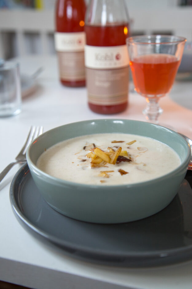 Südtiroler Erinnerungen mit Apfel-Zwiebelsuppe mit Speck