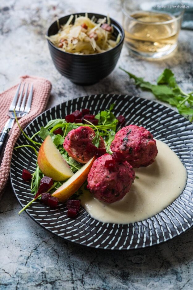 Rote Bete Knoedel in Parmesansosse mit Speck-Krautsalat und Apfel | FoxyFood.de