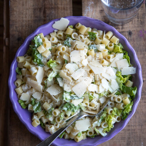 Salat geht immer! Der beliebte Caesars-Nudelsalat