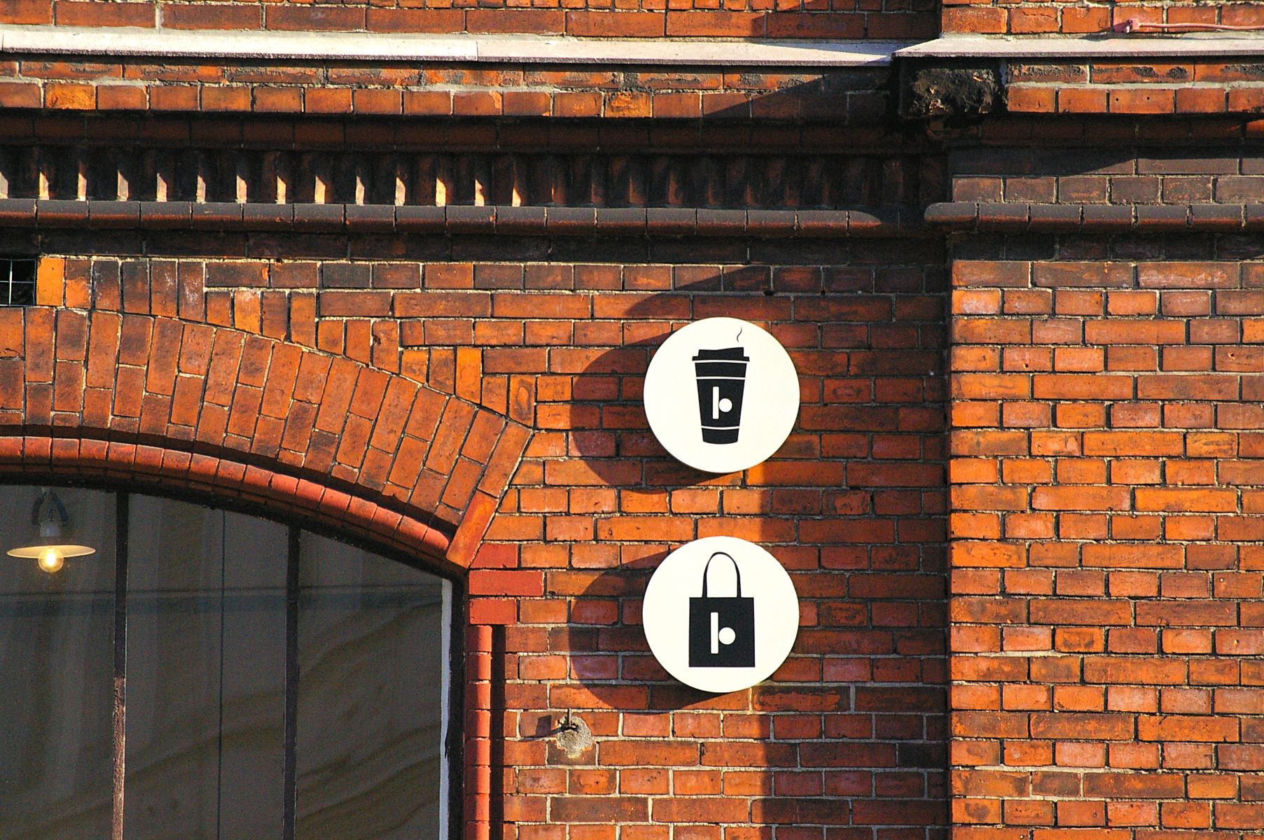 Ein bisschen Licht f&uuml;r den Tunnel: Urtes Strategien um durch den grauen Januar plus Lockdown zu kommen: mit der besten Freundin spazieren gehen und einen Kaffee to go mitnehmen.