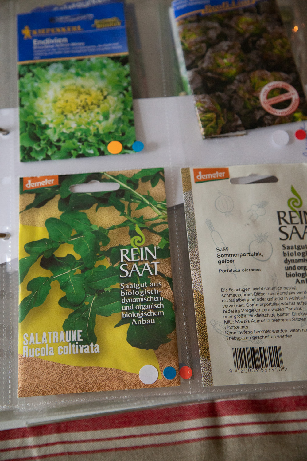 Saatgut ganz einfach in Klarsichth&uuml;llen nach dem Monat der Aussaat sortiert - Vorbereitungen auf das Gartenjahr mit toller Gem&uuml;seernte aus dem eigenen Garten.