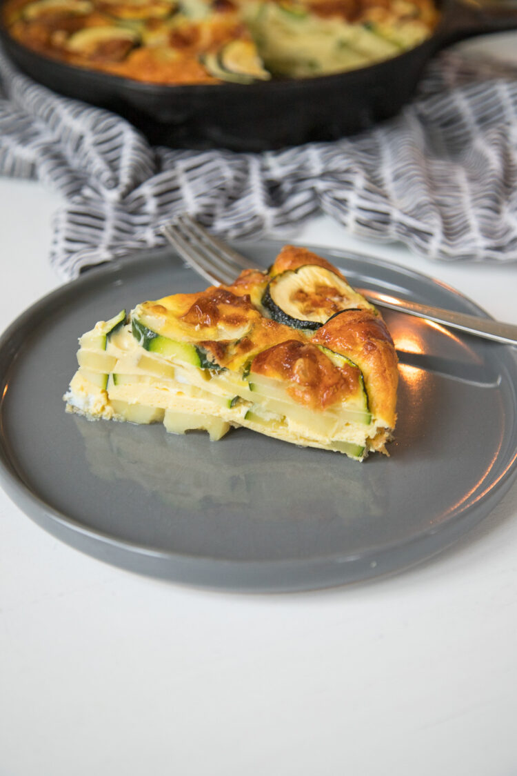 Leckere Zucchini Frittata frisch aus dem Ofen