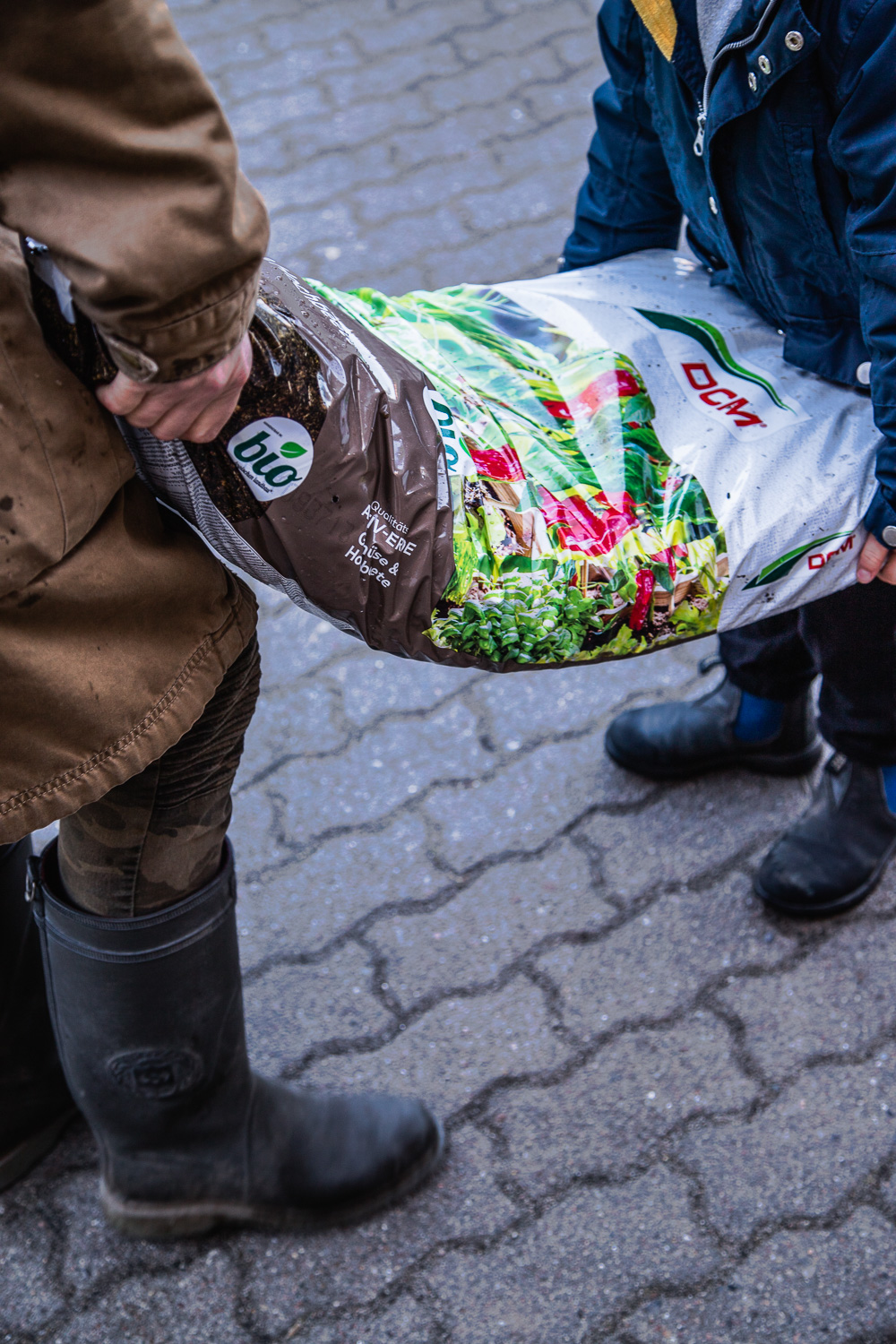 Hochbeete bauen aus Palettenrahmen - eine Anleitung und Antworten auf die offenen Fragen Hochbeete bauen aus Palettenrahmen. Das ist ganz einfach und kosteng&uuml;nstig. Ich kl&auml;re hier die Fragen des Aufbaus, der F&uuml;llung und warum &uuml;berhaupt Hochbeete?!