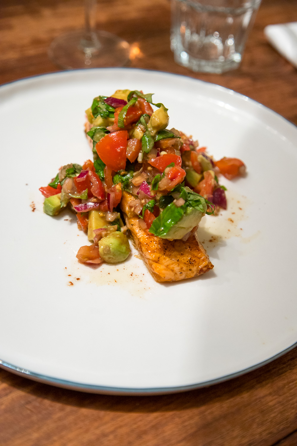 Lachs mit Tomaten-Avocao Salsa