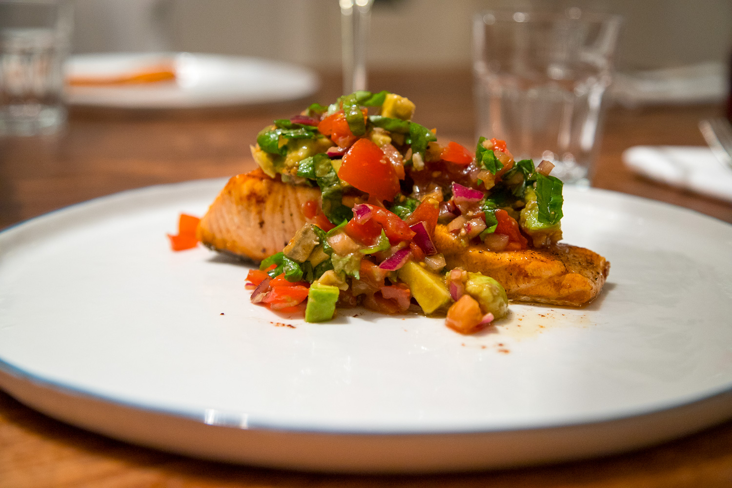 Lachs mit Tomaten-Avocao Salsa