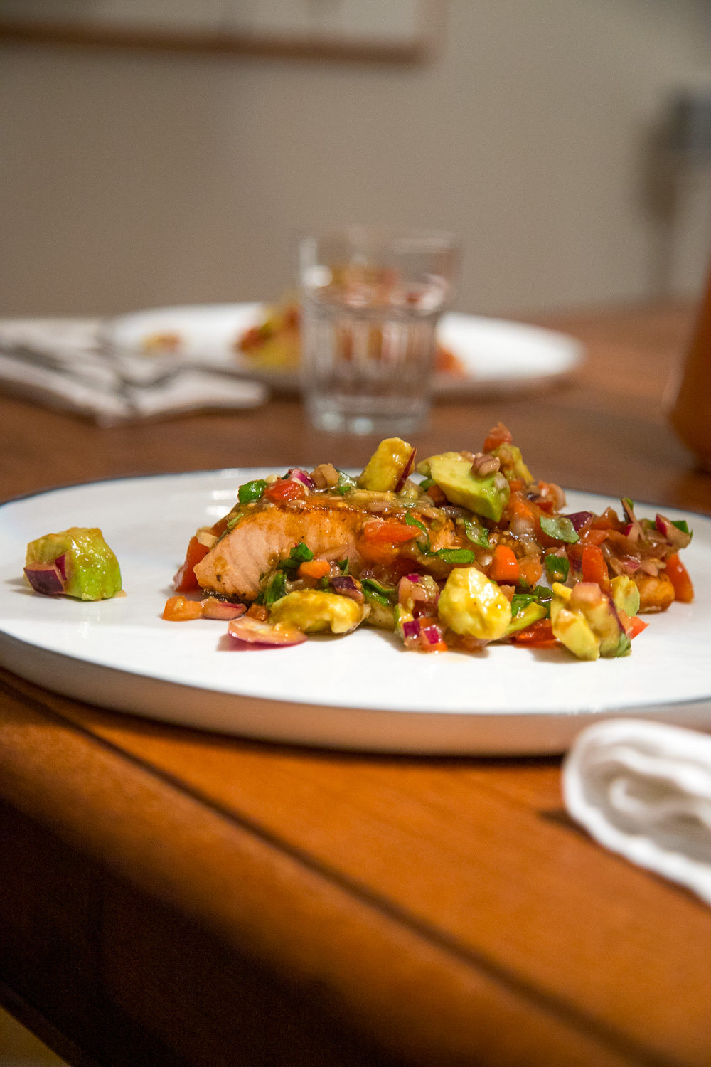 Lachs mit Tomaten-Avocao Salsa