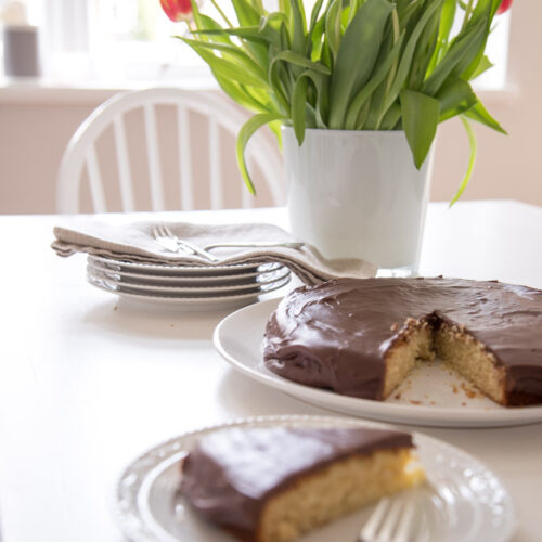 Nach langem probieren ist er nun endlich perfekt und ich kann das Rezept für den Vanillekuchen mit Schoko-Fudge-Glasur mit Euch teilen! Soo lecker!