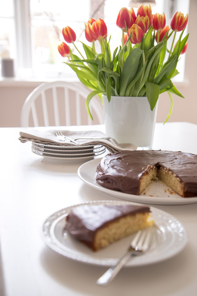 Nach langem probieren ist er nun endlich perfekt und ich kann das Rezept für den Vanillekuchen mit Schoko-Fudge-Glasur mit Euch teilen! Soo lecker!