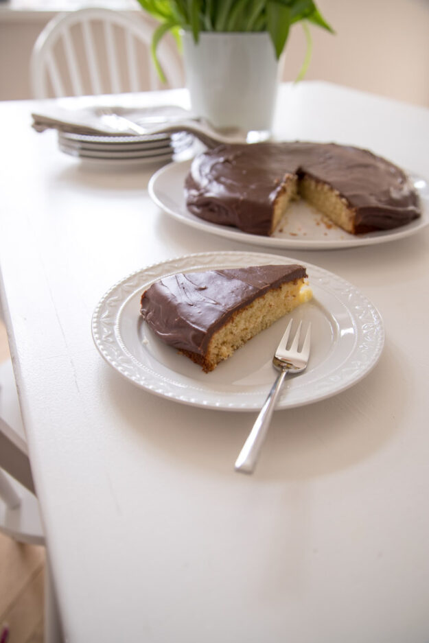 Nach langem Probieren ist er nun endlich perfekt und ich kann das Rezept für den Vanillekuchen mit Schoko-Fudge-Glasur mit Euch teilen! Soo lecker!