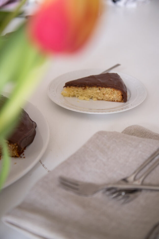 Nach langem probieren ist er nun endlich perfekt und ich kann das Rezept für den Vanillekuchen mit Schoko-Fudge-Glasur mit Euch teilen! Soo lecker!