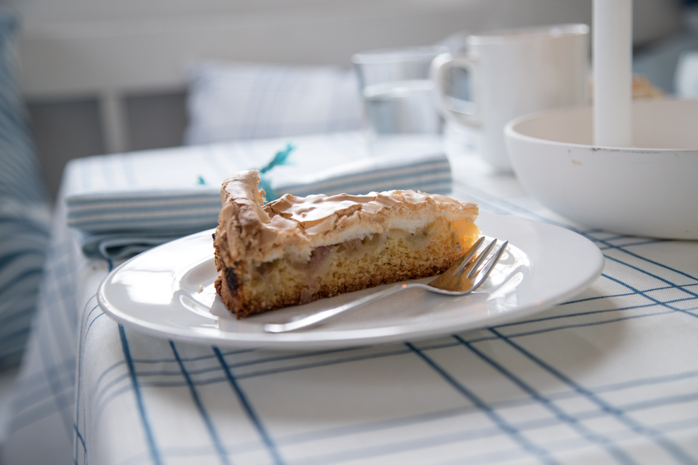 Ganz einfaches Rezept f&uuml;r einen Rhabarberkuchen mit Baiserhaube! Ich liebe diese Zeit, wenn sich mit dem Rhabarber der Sommer ank&uuml;ndigt!