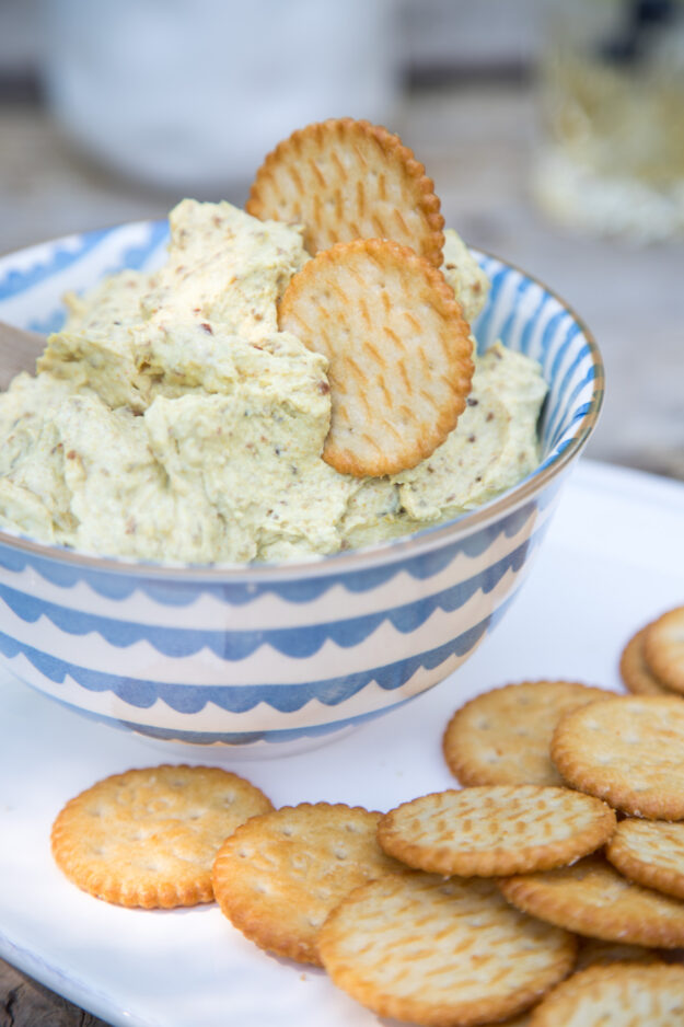 Zeit für einen Dip: Super als Snack zwischendurch - Mein Datteldip schmeckt bestens zu Kräckern, Gemüsesticks aber natürlich auch zu Grillgut und Baguette!