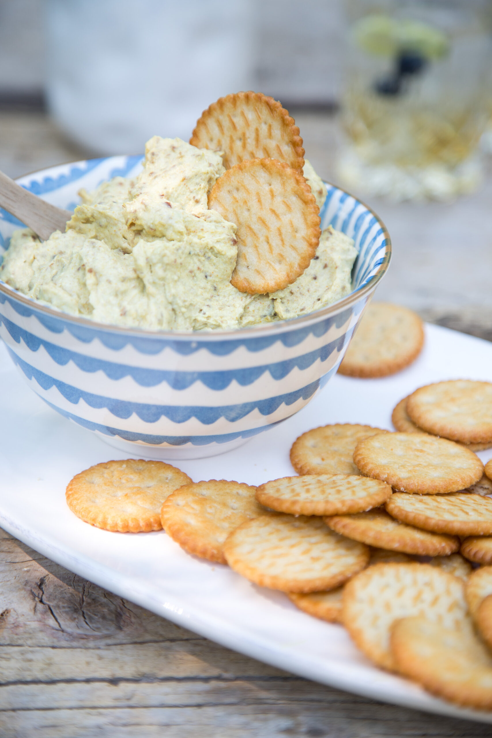 Zeit für einen Dip: Super als Snack zwischendurch - Mein Datteldip schmeckt bestens zu Kräckern, Gemüsesticks aber natürlich auch zu Grillgut und Baguette!