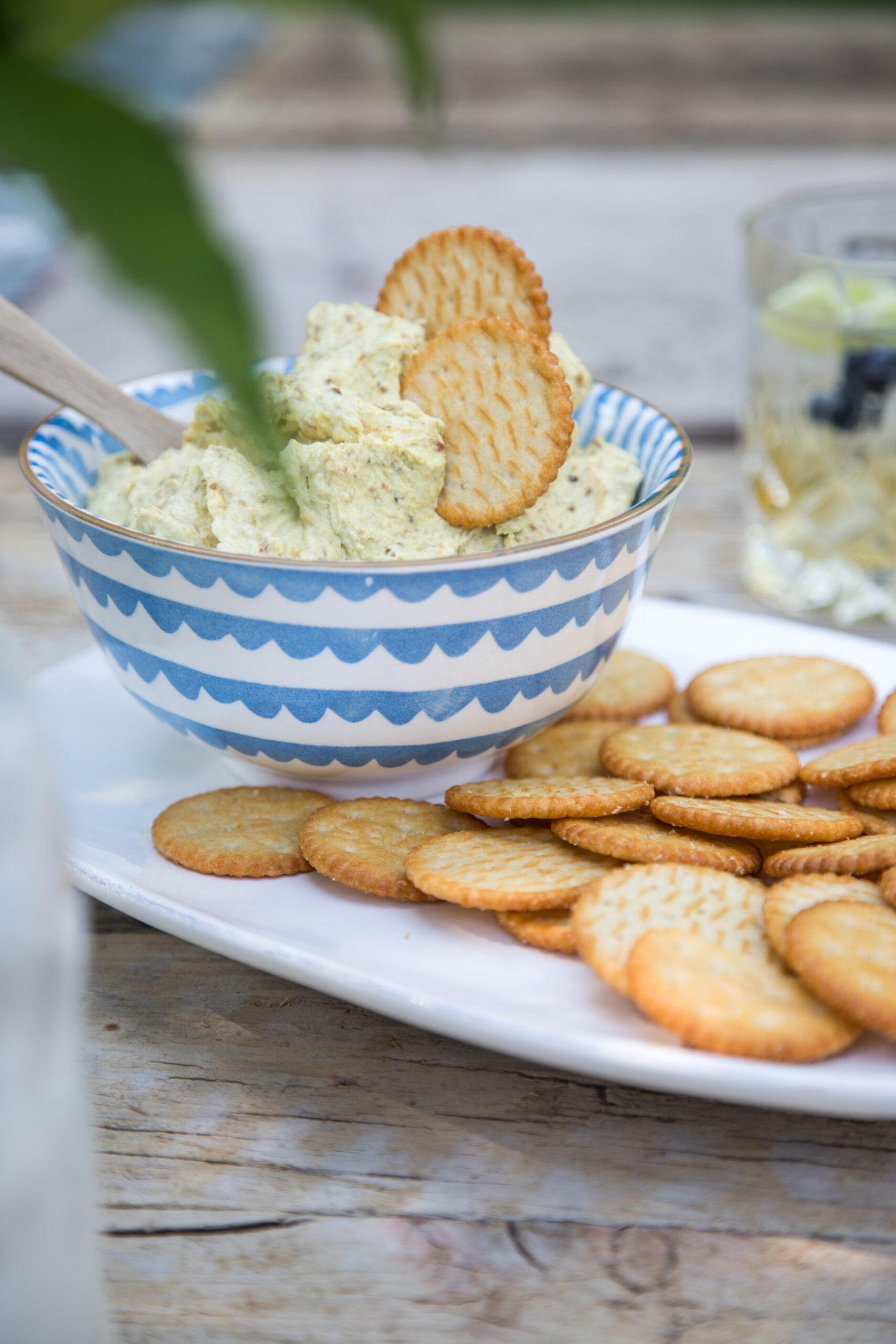 Zeit für einen Dip: Super als Snack zwischendurch - Mein Datteldip schmeckt bestens zu Kräckern, Gemüsesticks aber natürlich auch zu Grillgut und Baguette!