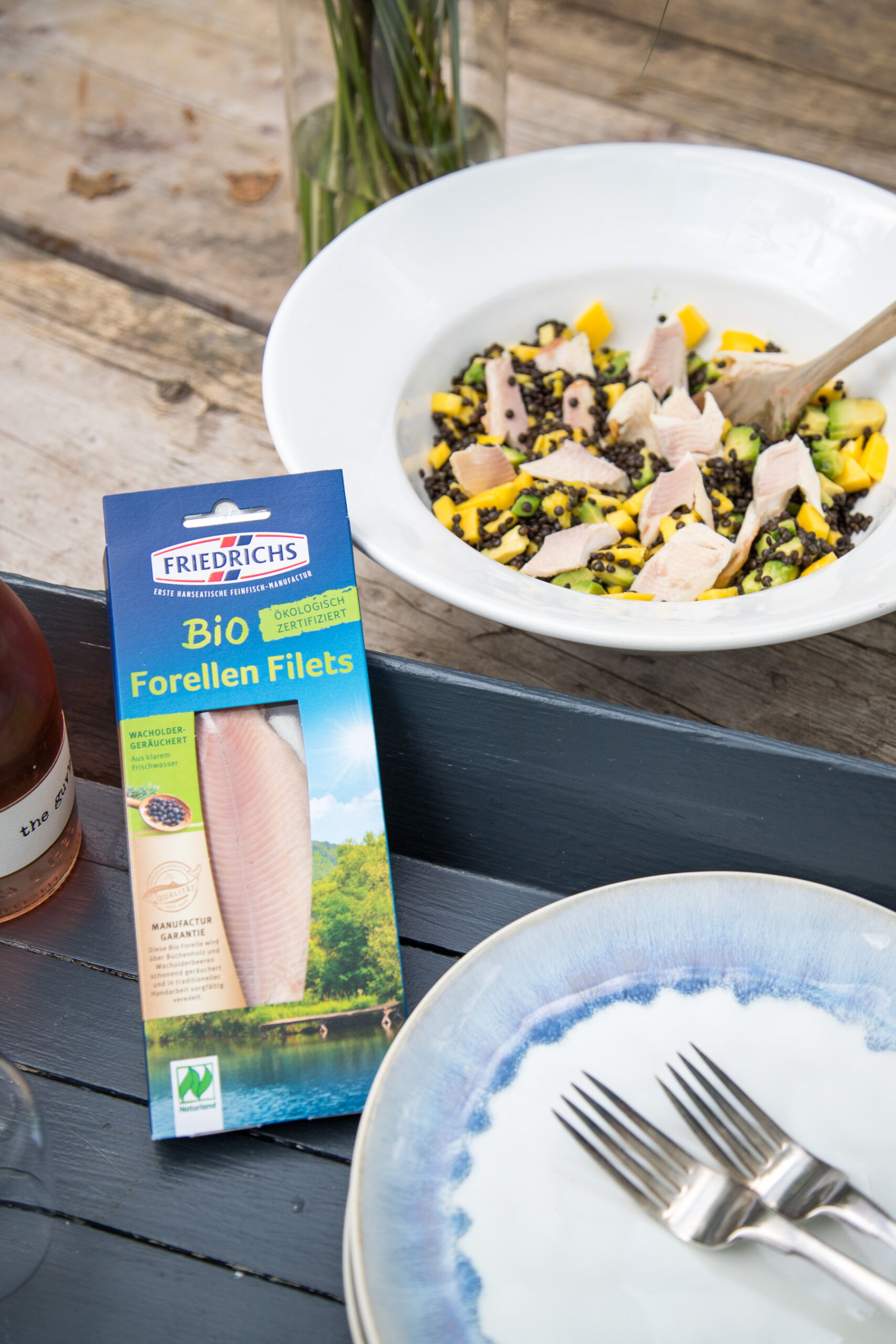 Ein Linsensalat mit Avocado, Mango und Forelle - perfekt als schnelles Mittagessen oder mit einem Glas Wein ein unkompliziertes Abendessen.