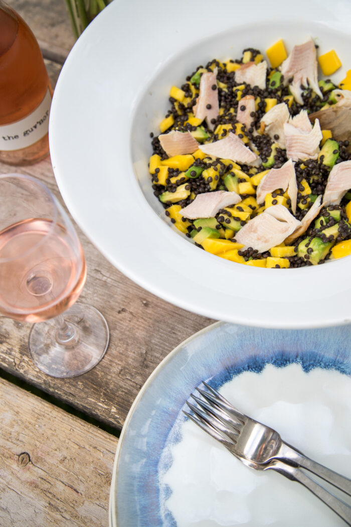 Linsensalat mit Avocado, Mango und Forelle | tastesheriff