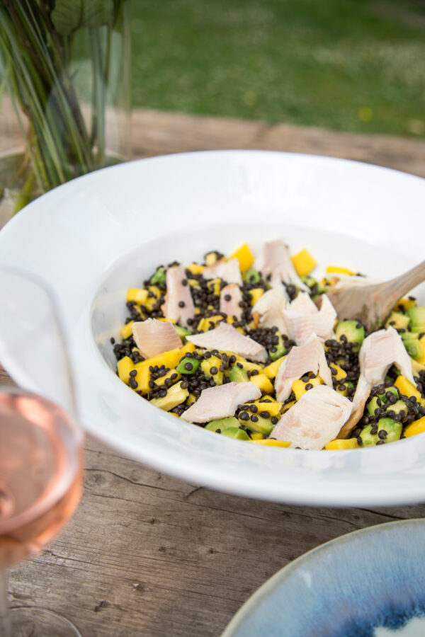 Linsensalat mit Avocado, Mango und Forelle | tastesheriff