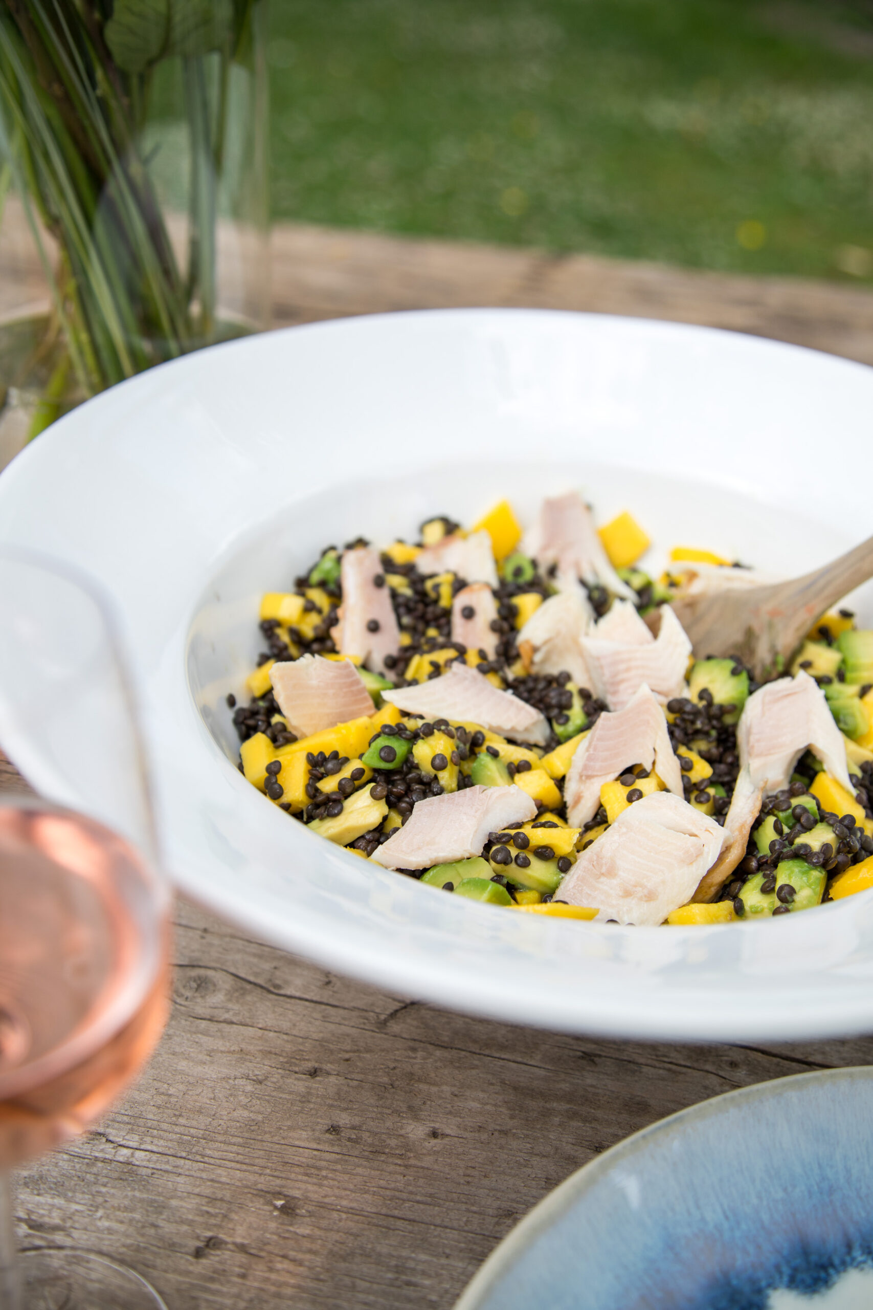 Ein Linsensalat mit Avocado, Mango und Forelle - perfekt als schnelles Mittagessen oder mit einem Glas Wein ein unkompliziertes Abendessen.