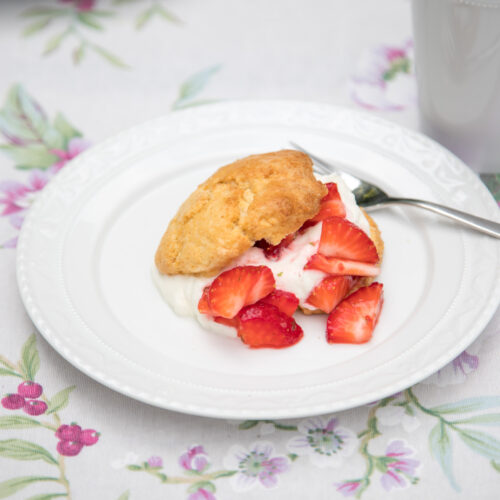 Das darf an einem perfekten Sommernachmittag nicht fehlen: Diese Scones mit Erdbeerfüllung! So lecker und fruchtig!
