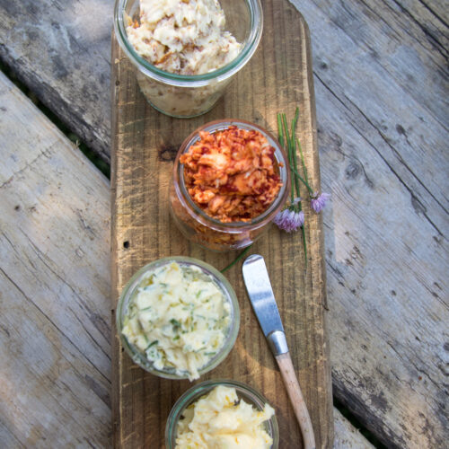 Was darf beim Grillen auf keinen Fall fehlen? Richtig - Kräuterbutter! Ich hab Euch hier mal die vier Sorten zusammengestellt, die es bei uns immer gibt!