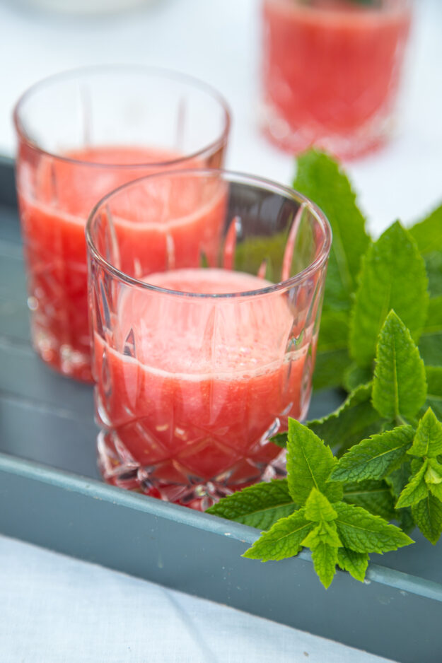 Die beste Erfrischung in diesen heißen Tagen ist ein Wassermelonen Drink. Super fruchtig und lecker!