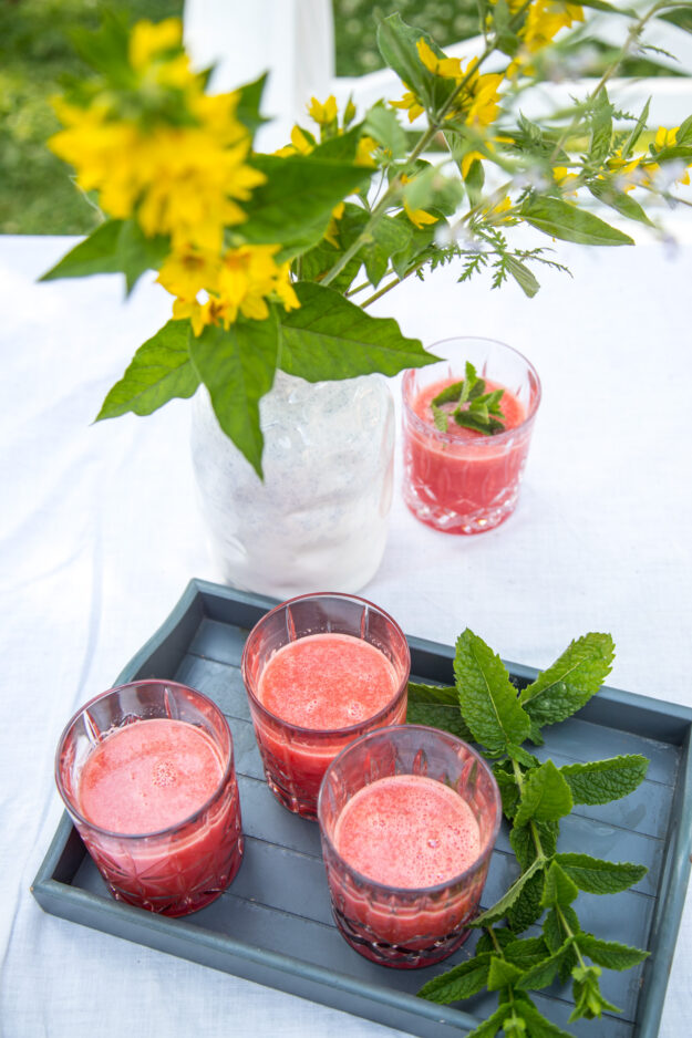 Die beste Erfrischung in diesen heißen Tagen ist ein Wassermelonen Drink. Super fruchtig und lecker!