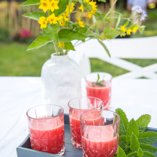 Die beste Erfrischung in diesen heißen Tagen ist ein Wassermelonen Drink. Super fruchtig und lecker!