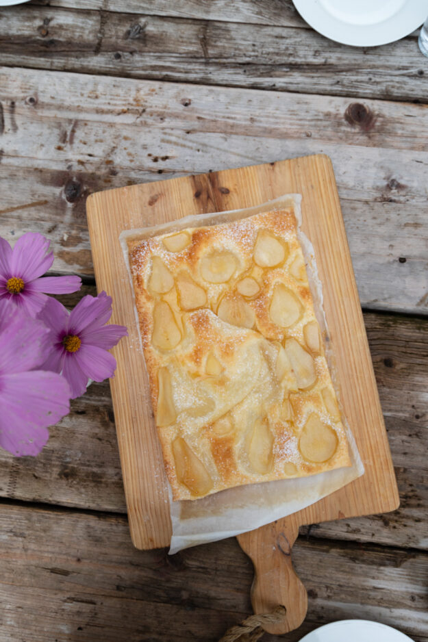 Mit wenig Aufwand und nur ein paar Zutaten überzeugt diese Birnen Blätterteig Tarte nicht nur uns, sondern auch spontane Gäste!
