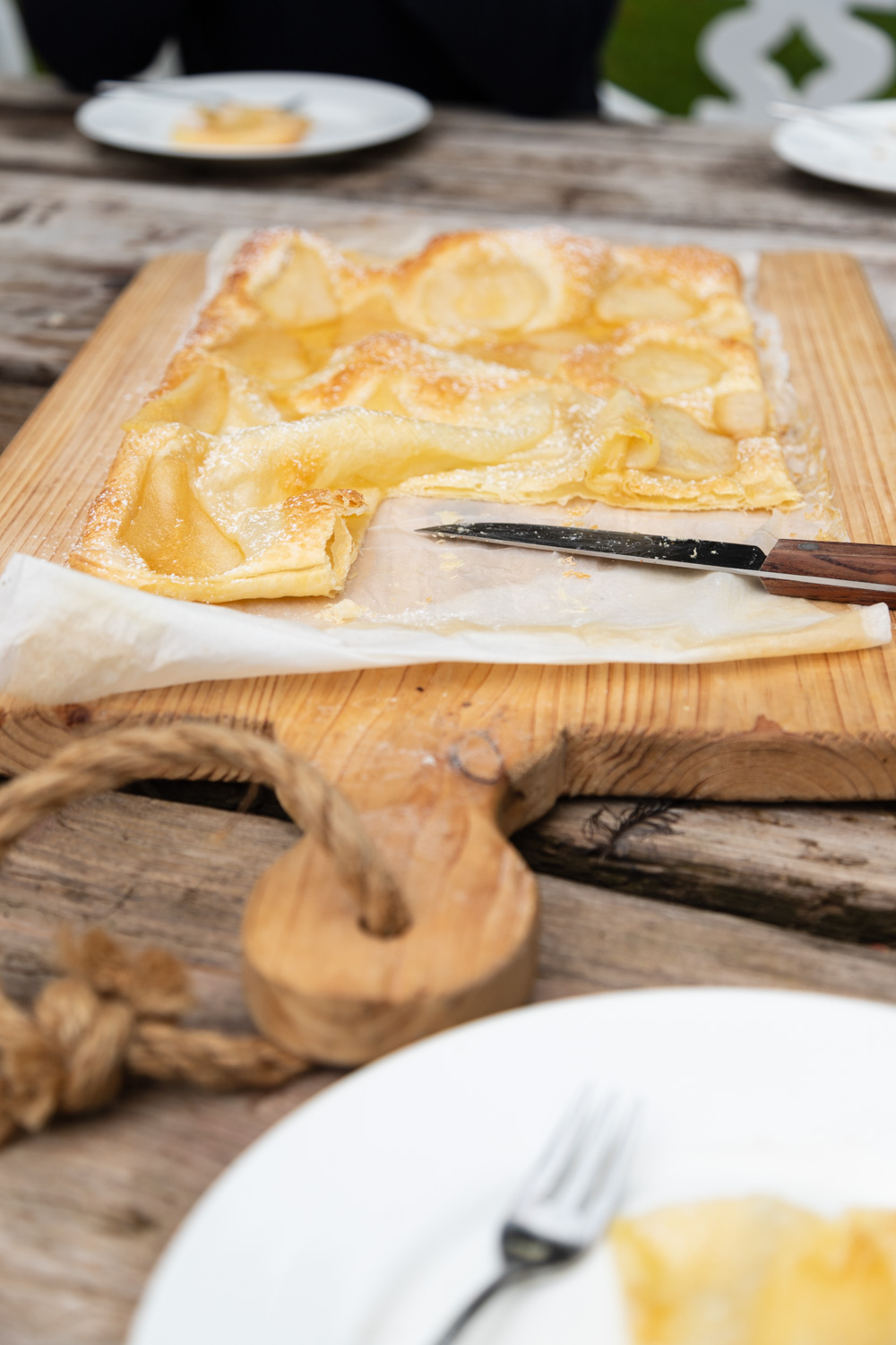 Einfach und lecker: Birnen Blätterteig Tarte | tastesheriff