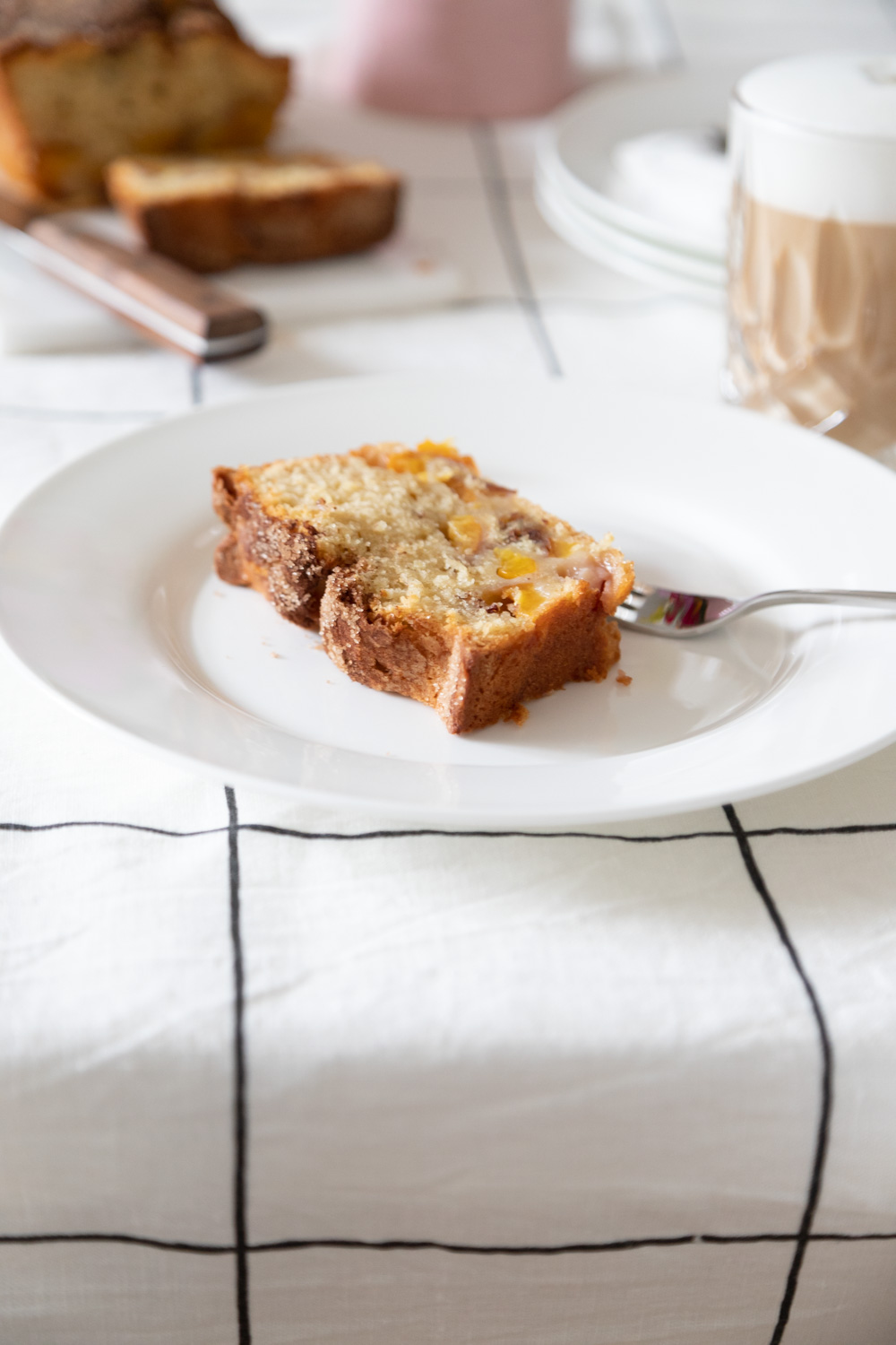 Ein Rezept f&uuml;r einen sehr schnelle und leichten Pfirsich-R&uuml;hrkuchen mit Zimtkruste, den man idealerweise auch &uuml;berall mit hinnehmen kann! Total lecker!