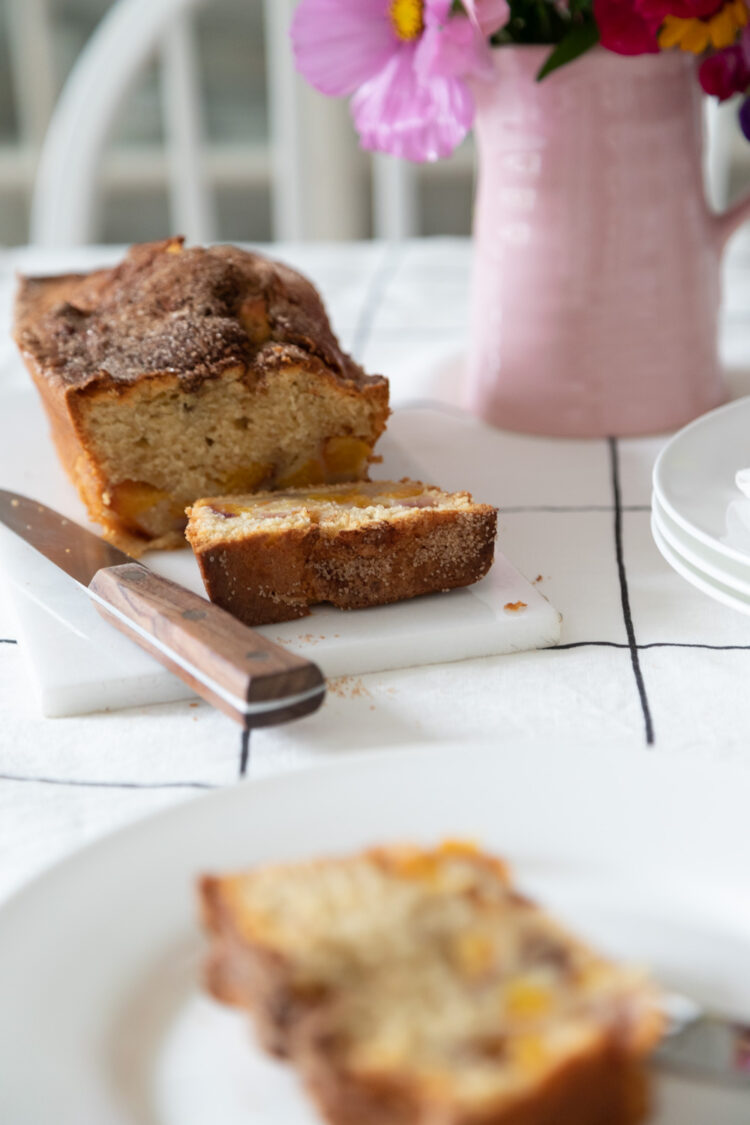 leckerer und einfacher Pfirsich-Rührkuchen mit Zimtkruste