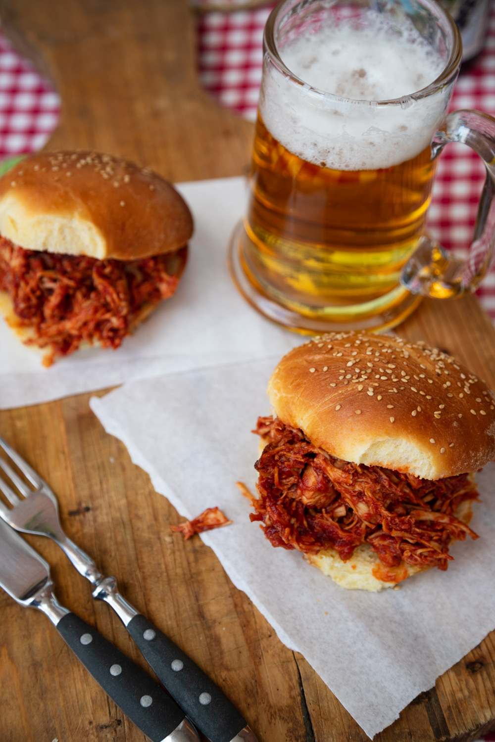 Ein Rezept f&uuml;r total lecker w&uuml;rziges Pulled Chicken im Burgerbun - Pulled Chicken selber machen ist wirklich einfach! Eine tolle Alternative zum Burgerpatty.