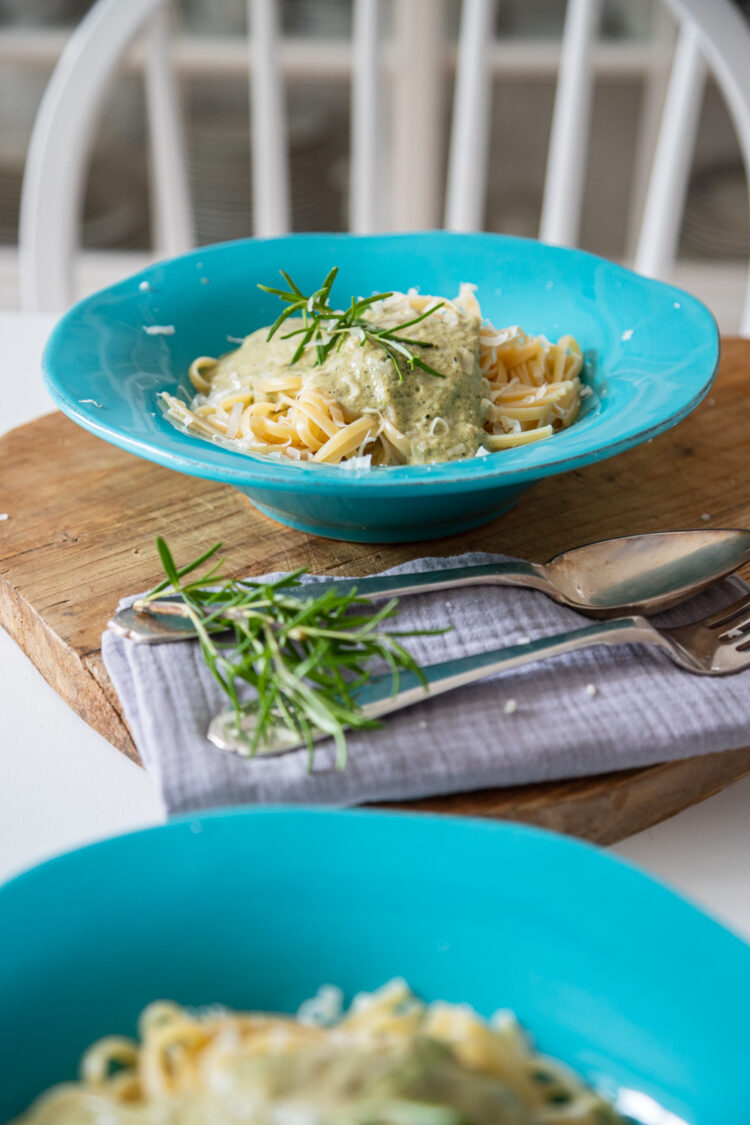 Zucchini essen mit Kindern leicht gemacht mit meinem Rezept für versteckte Zucchini Pasta! Und Nudeln gehen doch echt immer. Hah!