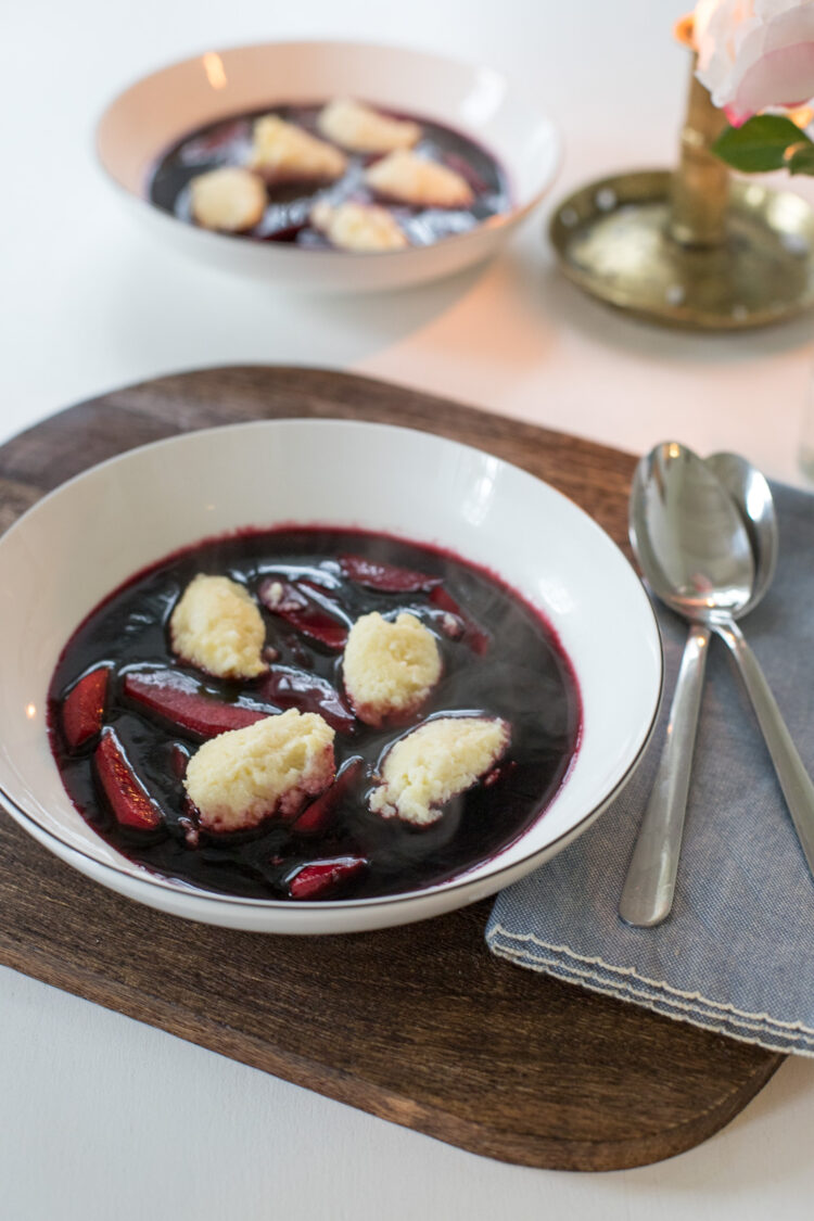 Warme Fliederbeersuppe - wärmt und macht glücklich Warme Fliederbeersuppe - wärmt und macht glücklich