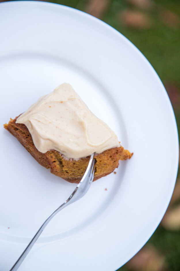 Kürbiskuchen mit Erdnuss-Frischkäse Frosting | tastesheriff