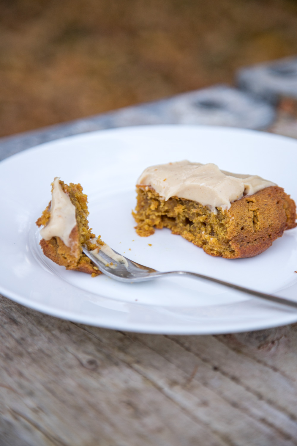K&uuml;rbiskuchen mit Erdnuss-Frischk&auml;se Frosting