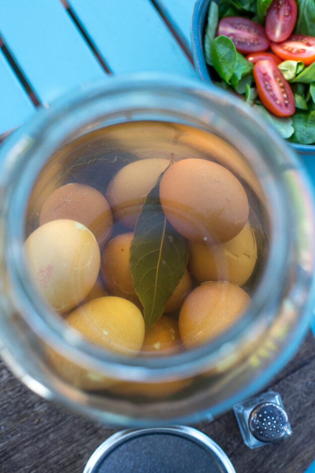 Kennt ihr Soleier?! Durch die Salzhaltige Flüssigkeit, in der die Eier konserviert werden, sind sie tatsächlich auch ungekühlt mehrere Wochen haltbar.