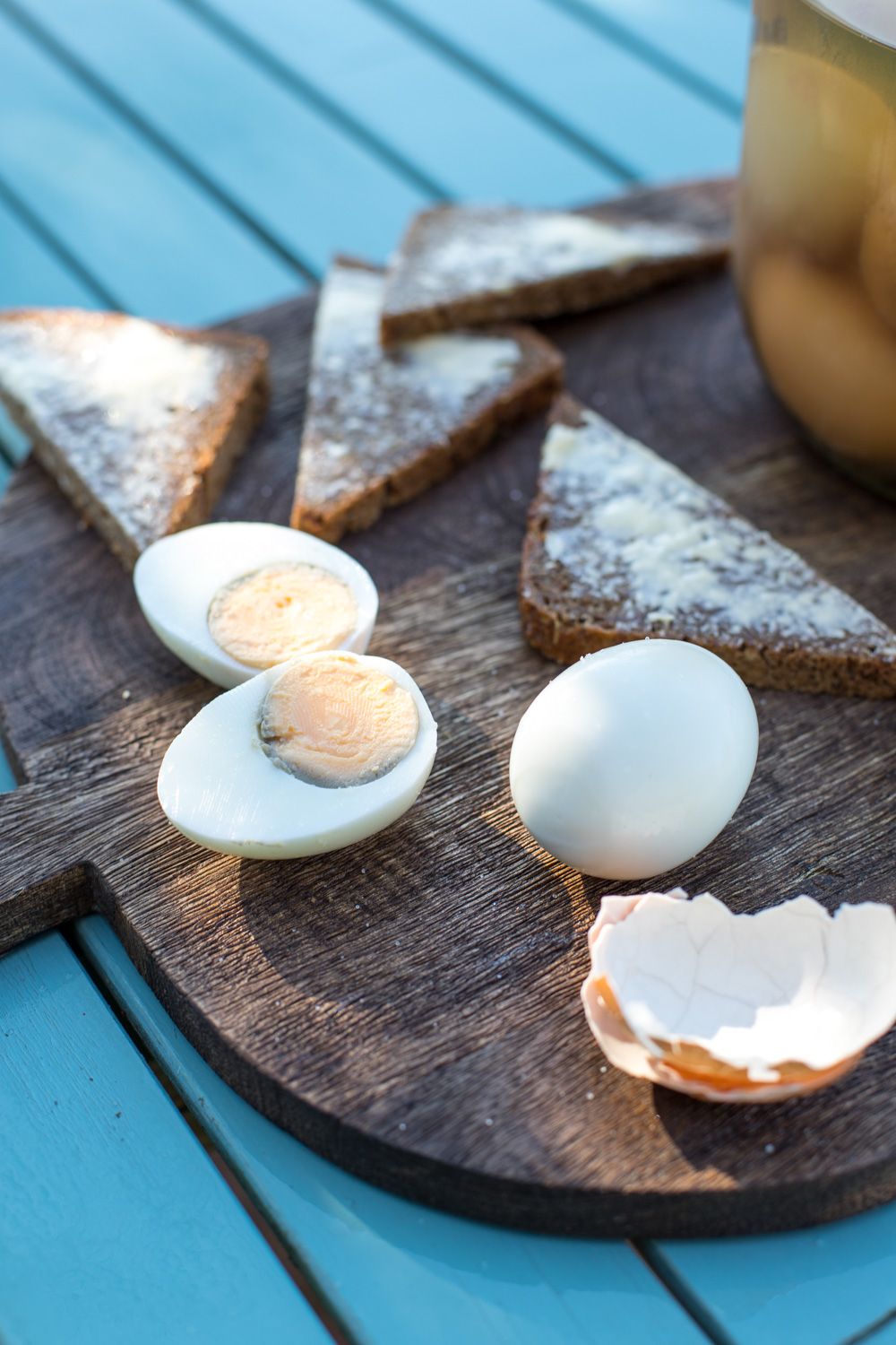 Kennt ihr Soleier?! Durch die Salzhaltige Flüssigkeit, in der die Eier konserviert werden, sind sie tatsächlich auch ungekühlt mehrere Wochen haltbar.