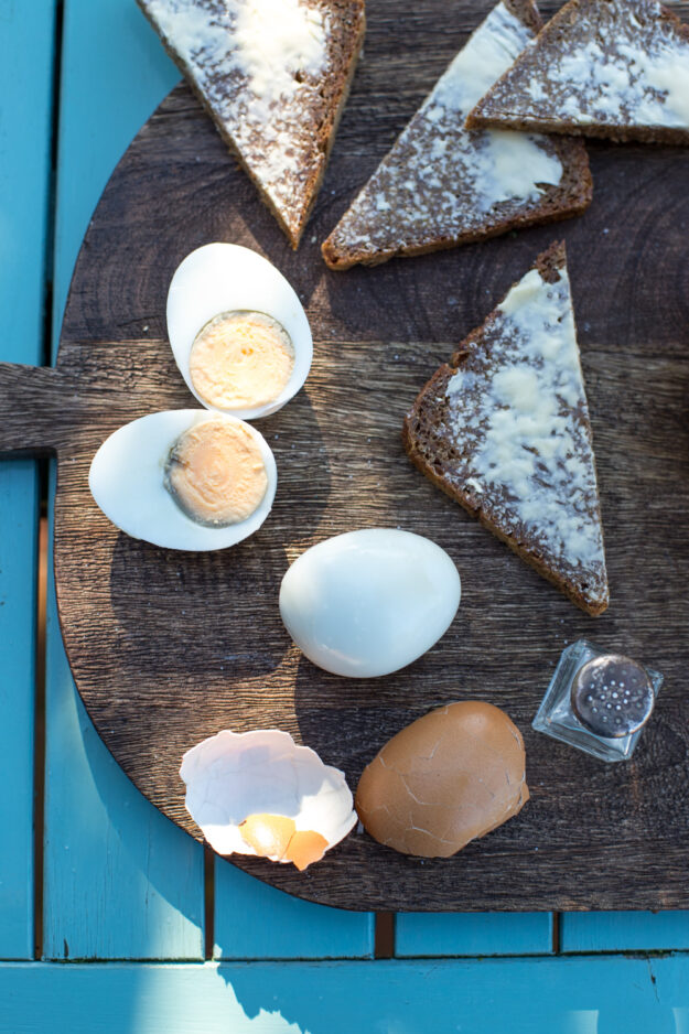 Kennt ihr Soleier?! Durch die Salzhaltige Flüssigkeit, in der die Eier konserviert werden, sind sie tatsächlich auch ungekühlt mehrere Wochen haltbar.