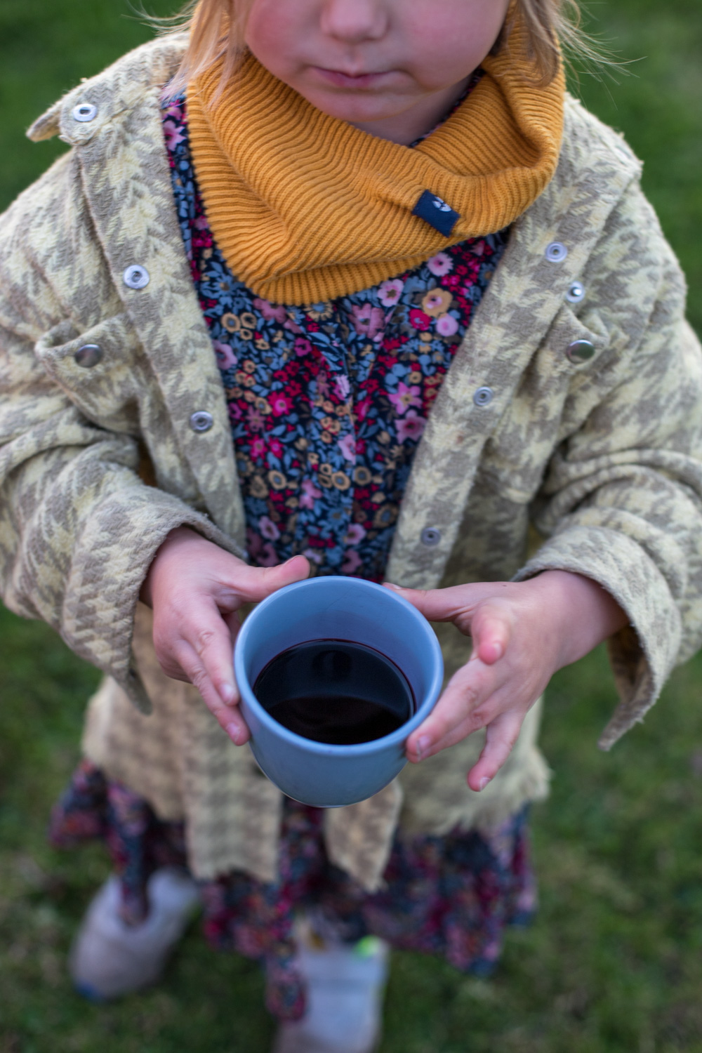 An kalten Tagen oder wenn sich eine Erk&auml;ltung anbahnt habe ich hier genau das richtige f&uuml;r Euch und Eure Kinder: Einen sch&ouml;nen Becher hei&szlig;en Fliederbeersaft!