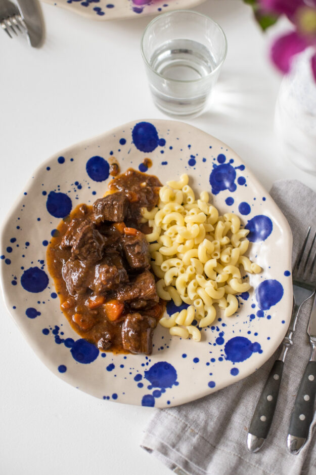 Gulasch wie bei meiner Oma! Überhaupt nicht schwer nur ein bisschen zeitaufwändig - aber das lohnt sich allemal! Soo Lecker!