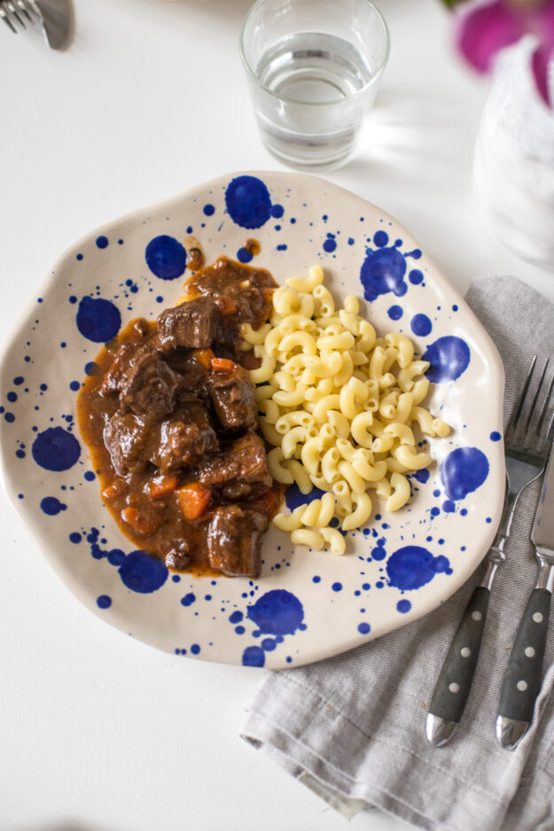 Gulasch wie bei meiner Oma! Überhaupt nicht schwer nur ein bisschen zeitaufwändig - aber das lohnt sich allemal! Soo Lecker!