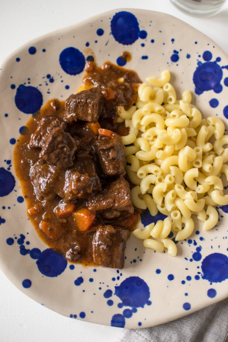 Gulasch wie bei meiner Oma! Überhaupt nicht schwer nur ein bisschen zeitaufwändig - aber das lohnt sich allemal! Soo Lecker!