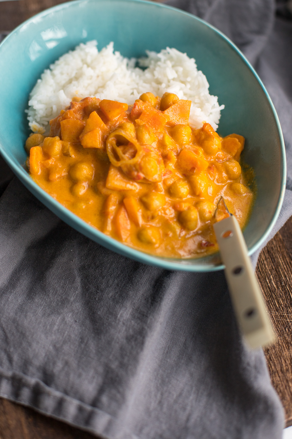 Mittag ist fertig - das Rezept für ein schnelles veganes Kichererbsen Curry mit Kokosmilch findet Ihr jetzt auf dem Blog! 