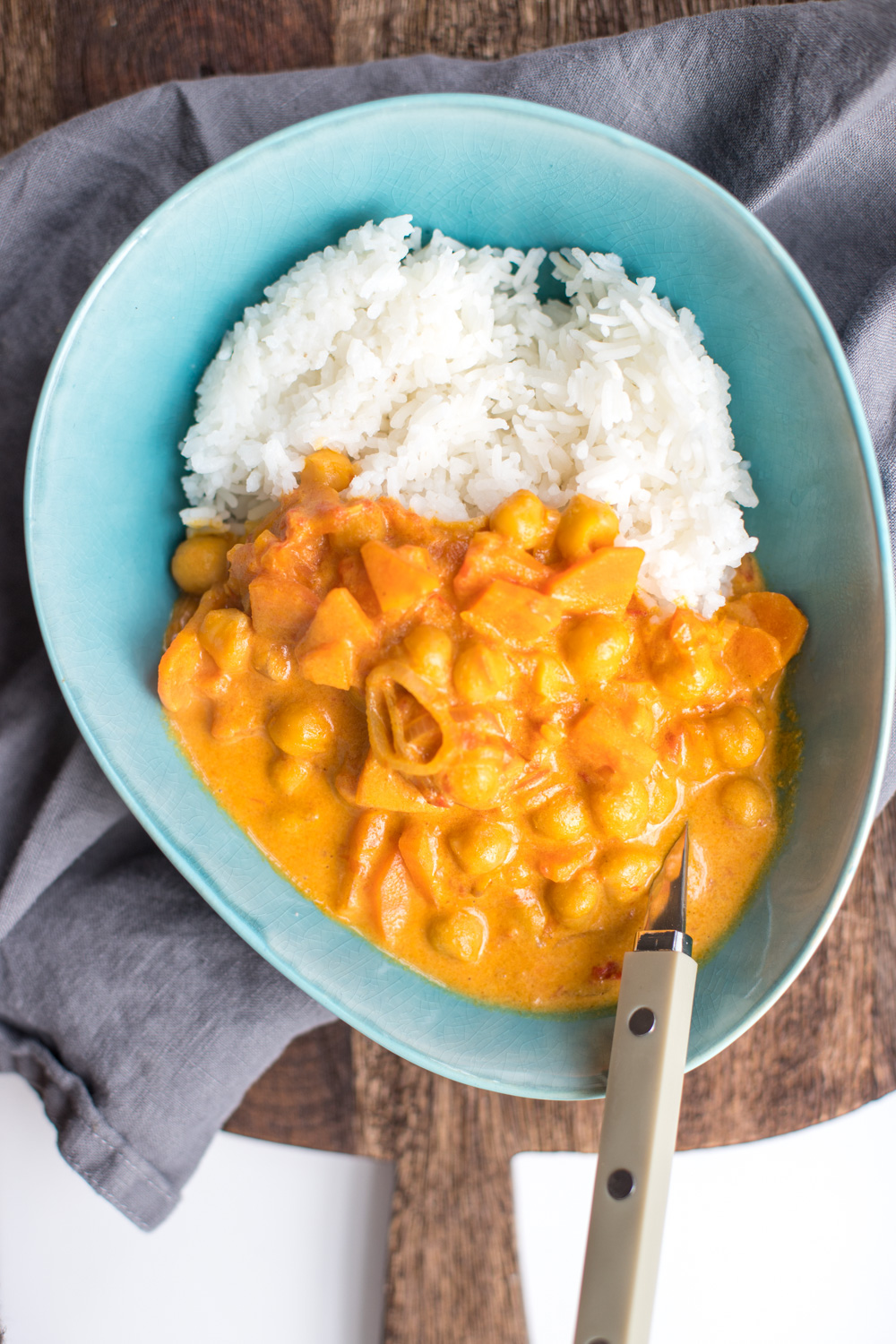 Mittag ist fertig - das Rezept für ein schnelles veganes Kichererbsen Curry mit Kokosmilch findet Ihr jetzt auf dem Blog! 