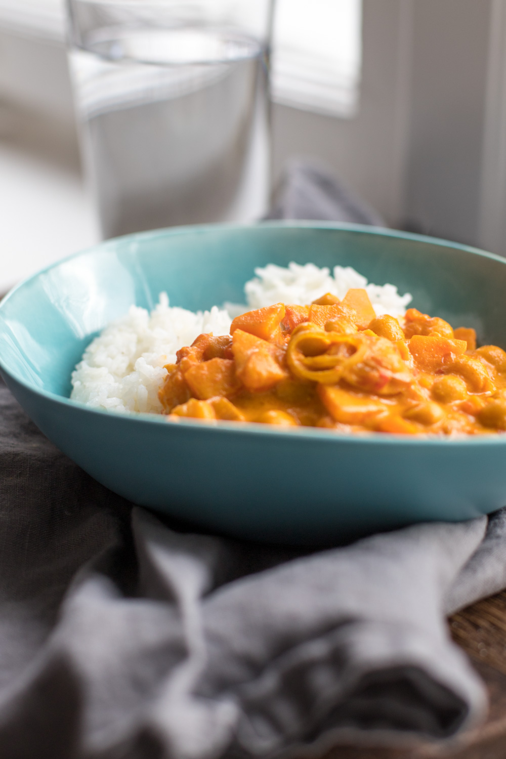 Mittag ist fertig - das Rezept für ein schnelles veganes Kichererbsen Curry mit Kokosmilch findet Ihr jetzt auf dem Blog! 